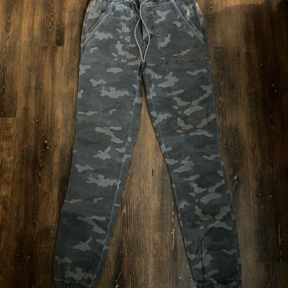 American Eagle Outfitters Pants - Camouflage Jogger Pants
